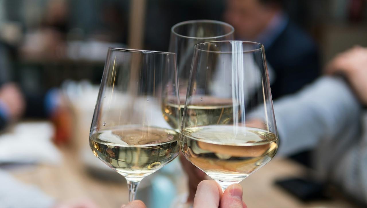TA OS weinbar by Lausterer Gallery
