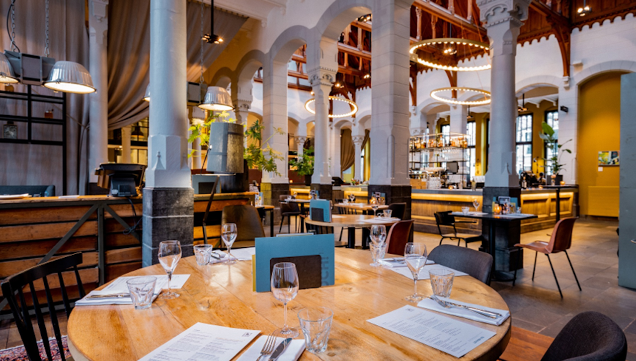 Post-Plaza Grand Café Gallery